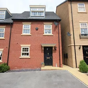  Holiday home Cozy Haven: 3-bedroom With Free Parking, Wifi & Netflix